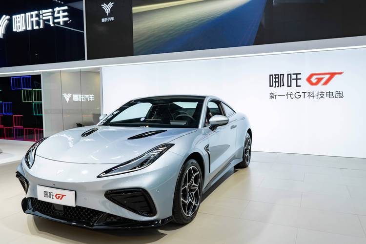 深圳338哪吒汽车在智能汽车领域的表现，领途汽车在新能源汽车市场中的影响力